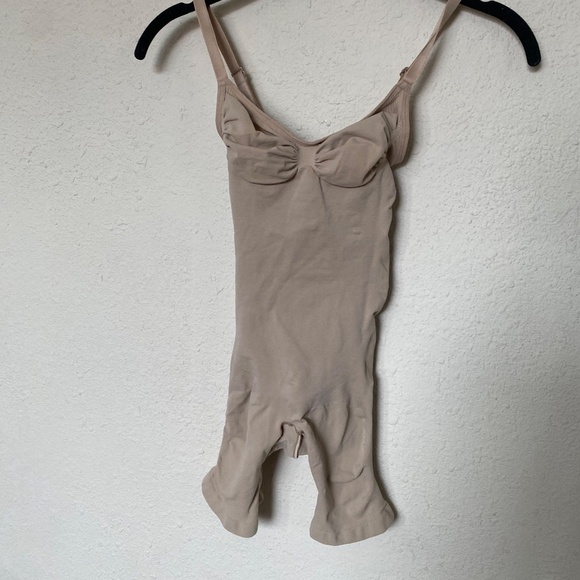 NEW SKIMS SEAMLESS SCULPT MID THIGH BODYSUIT Clay shorts Size S - Picture 3 of 5